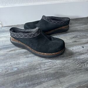 PREDICTIONS Womens Leather Collection Suede Mocs Slip On Loafers Clogs